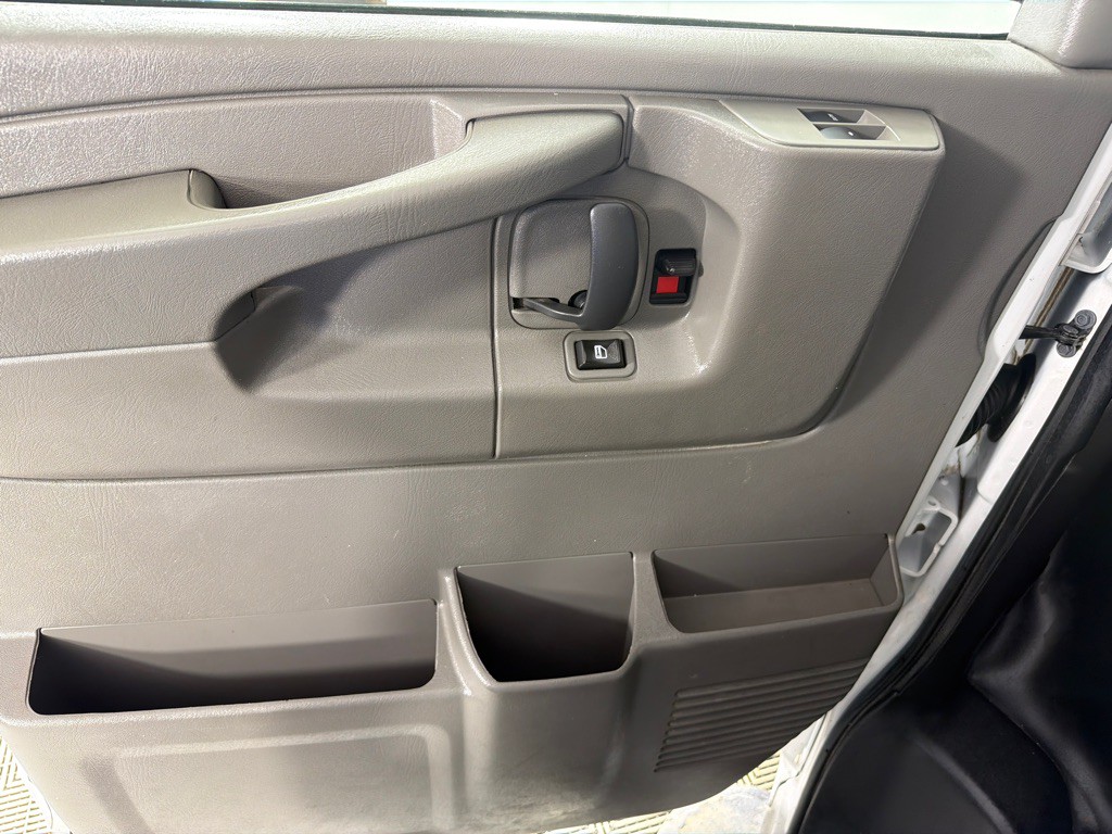 2015 GMC Savana Image 8