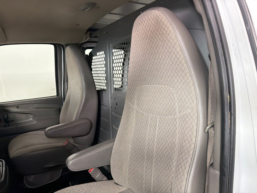 2015 GMC Savana Image 9