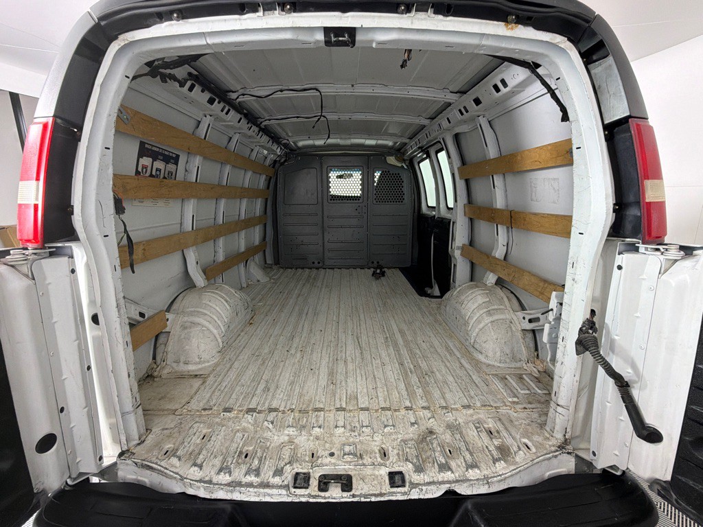 2015 GMC Savana Image 13