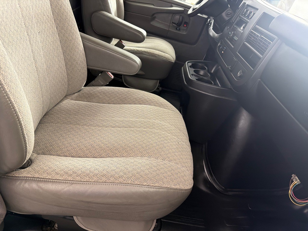 2015 GMC Savana Image 14