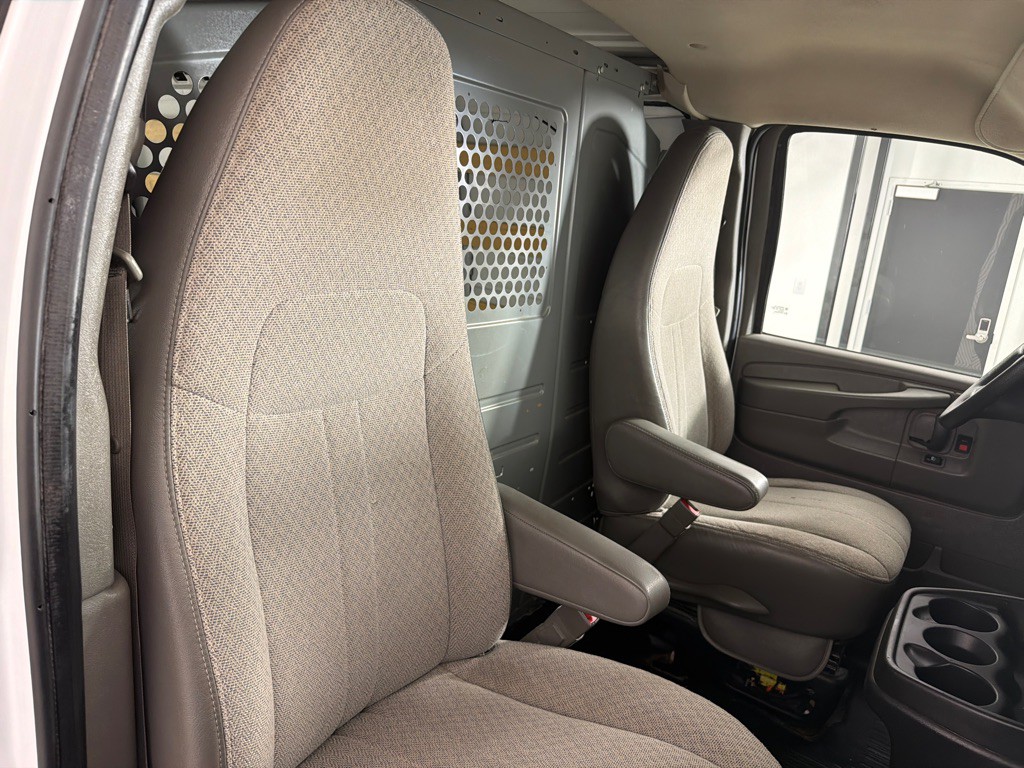 2015 GMC Savana Image 15