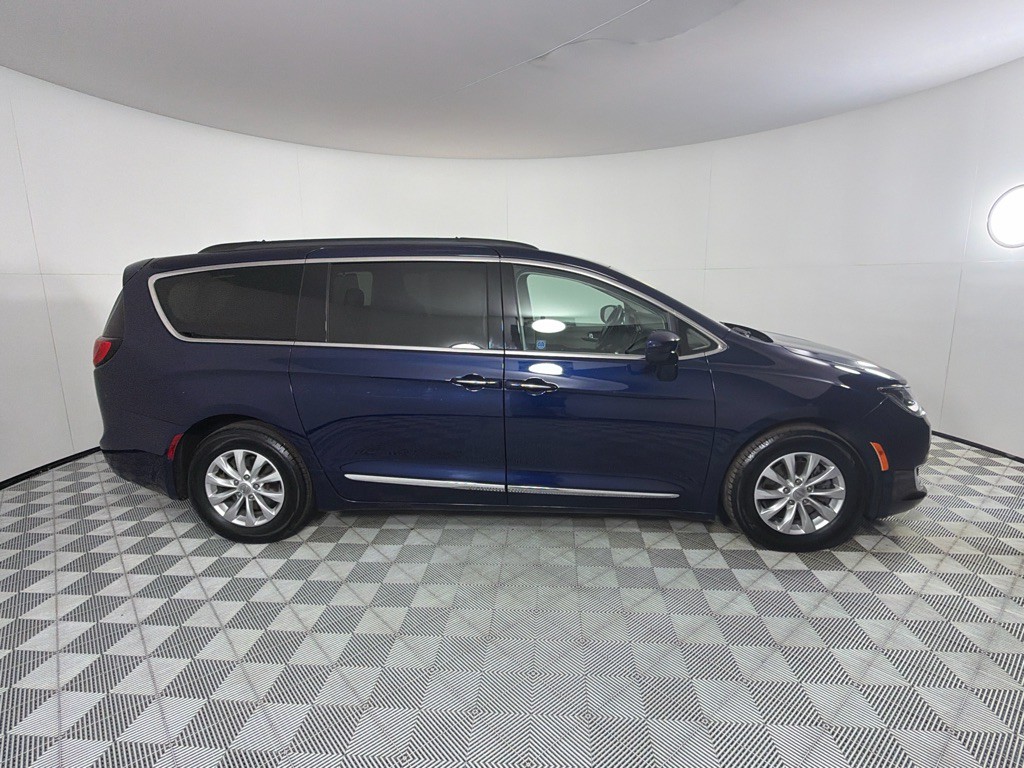 2017 Chrysler Pacifica Image 4