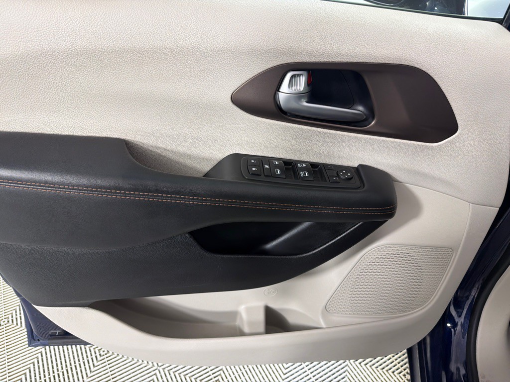 2017 Chrysler Pacifica Image 10