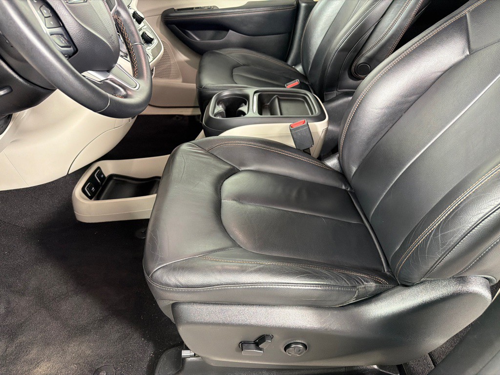 2017 Chrysler Pacifica Image 11