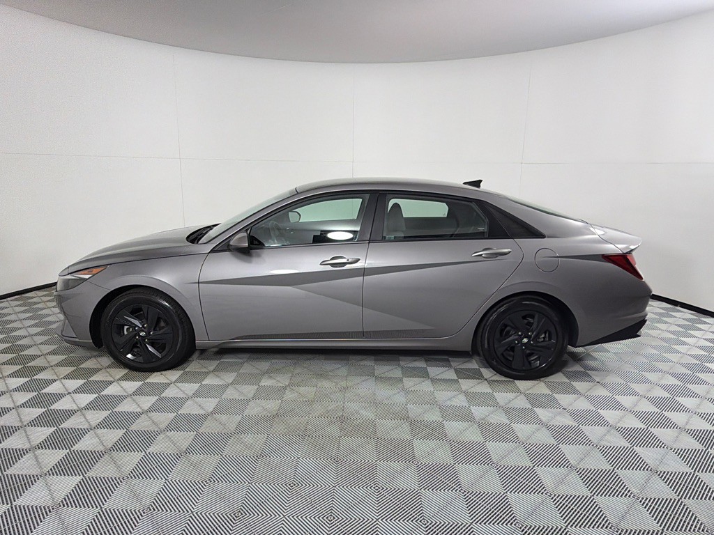 2022 Hyundai Elantra Image 8