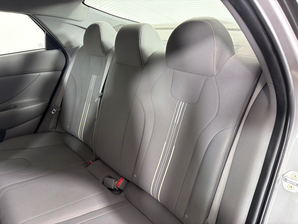 2022 Hyundai Elantra Image 18