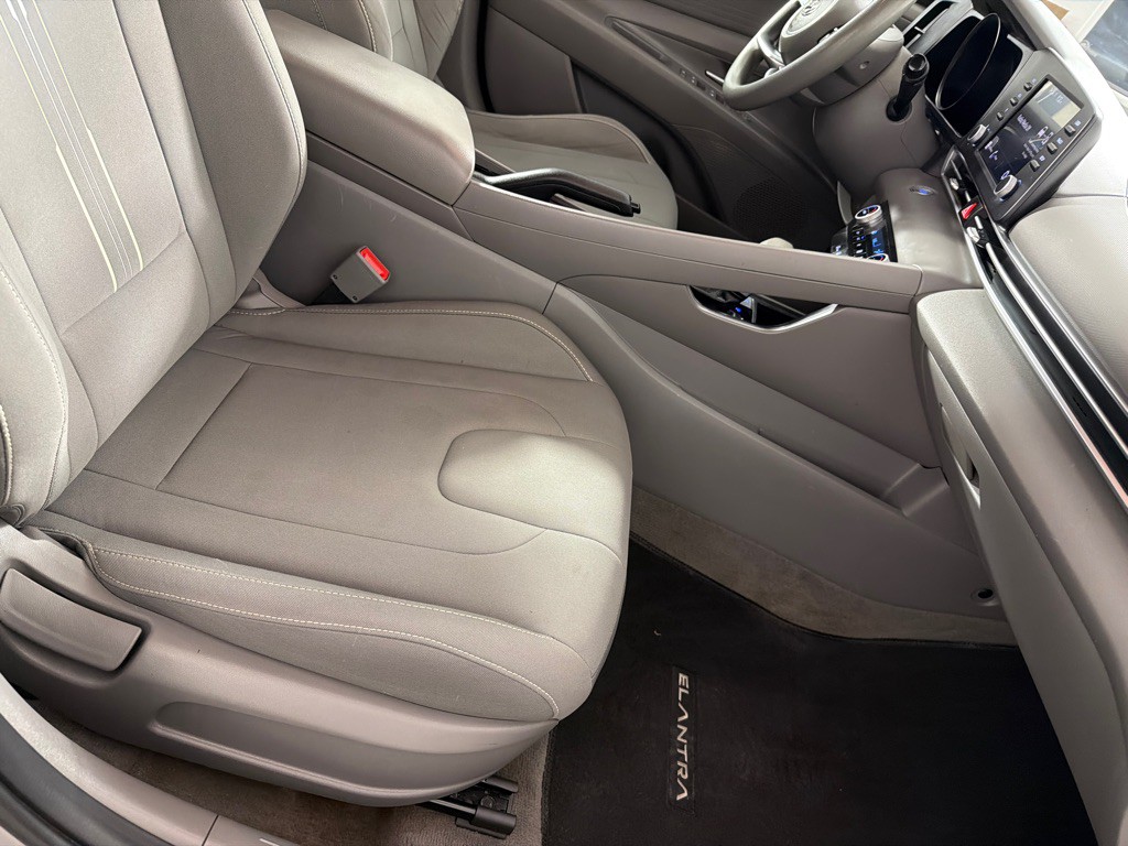 2022 Hyundai Elantra Image 21