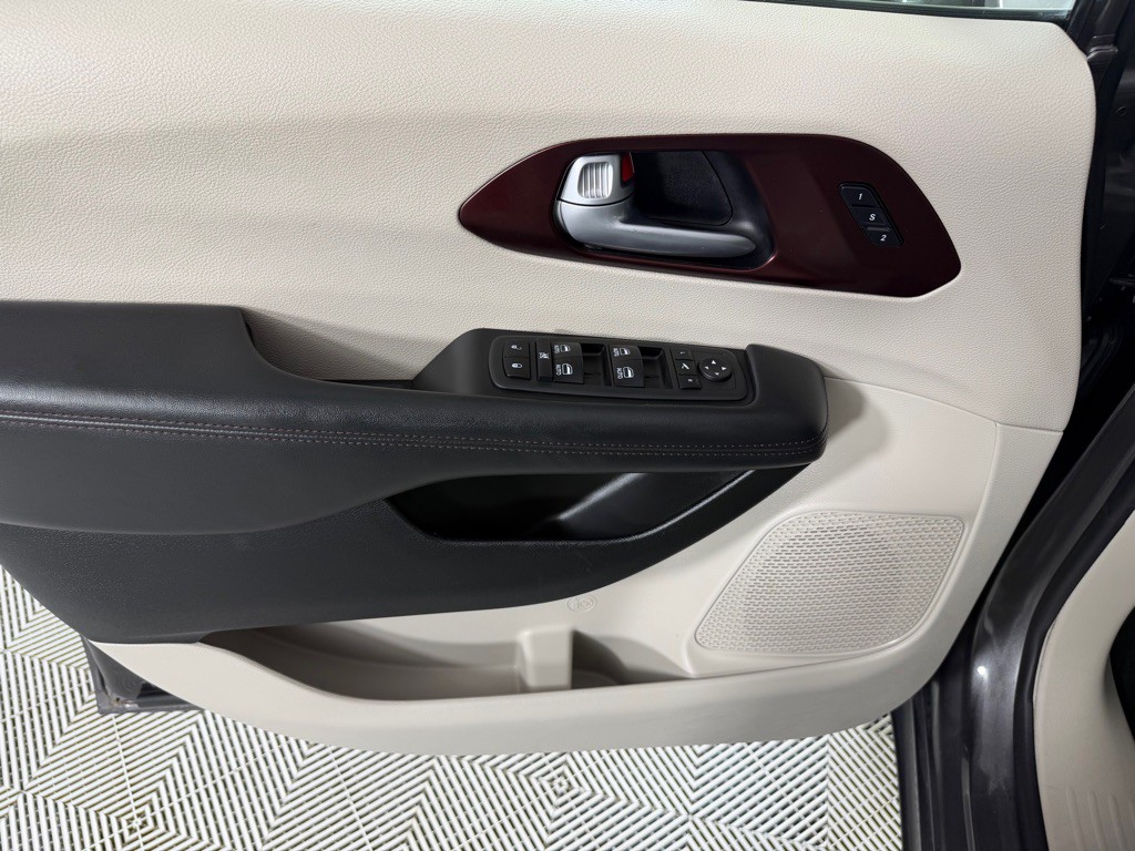 2018 Chrysler Pacifica Image 9
