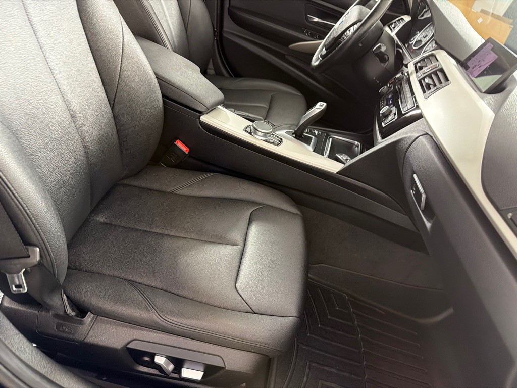 2018 BMW 3 Series Image 25