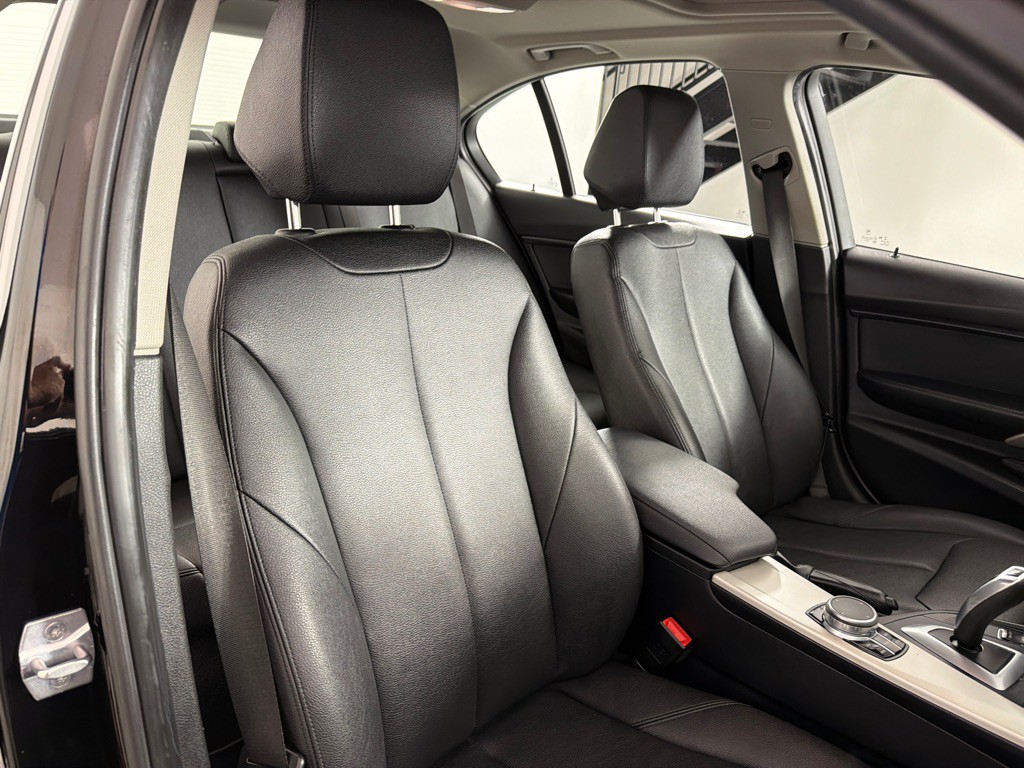 2018 BMW 3 Series Image 26