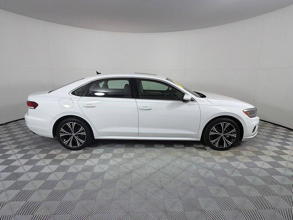 2021 Volkswagen Passat Image 4