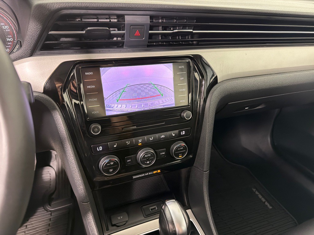 2021 Volkswagen Passat Image 17
