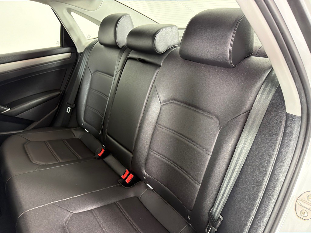 2021 Volkswagen Passat Image 21