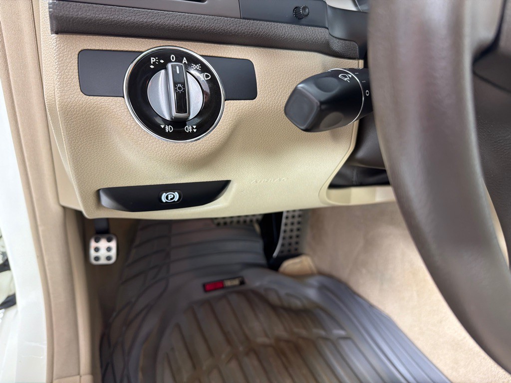 2010 Mercedes-Benz C-Class Image 15
