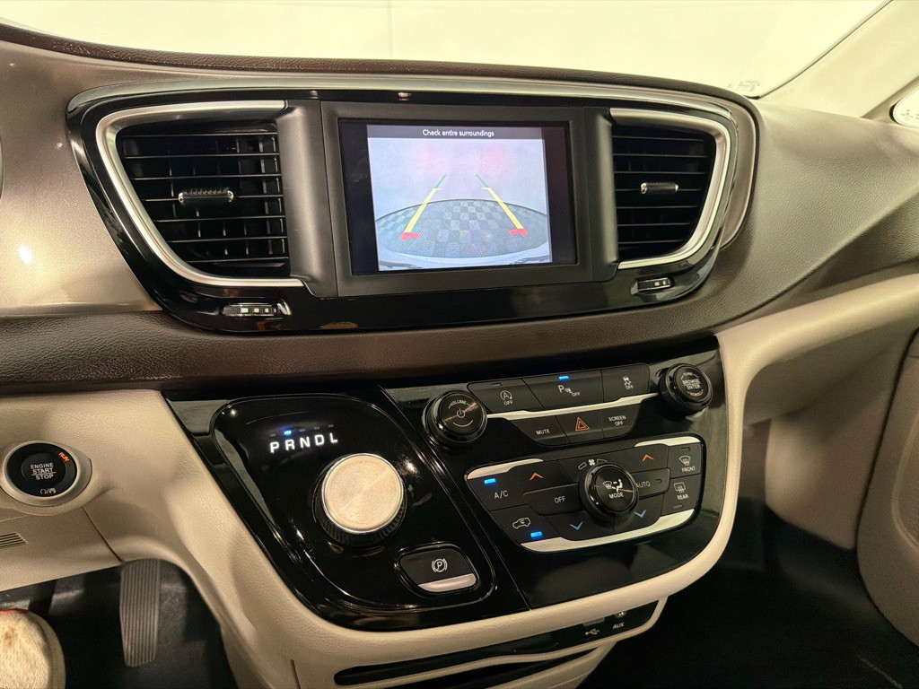 2018 Chrysler Pacifica Image 16