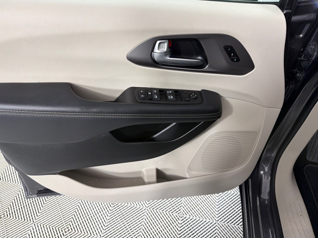 2023 Chrysler Pacifica Image 11