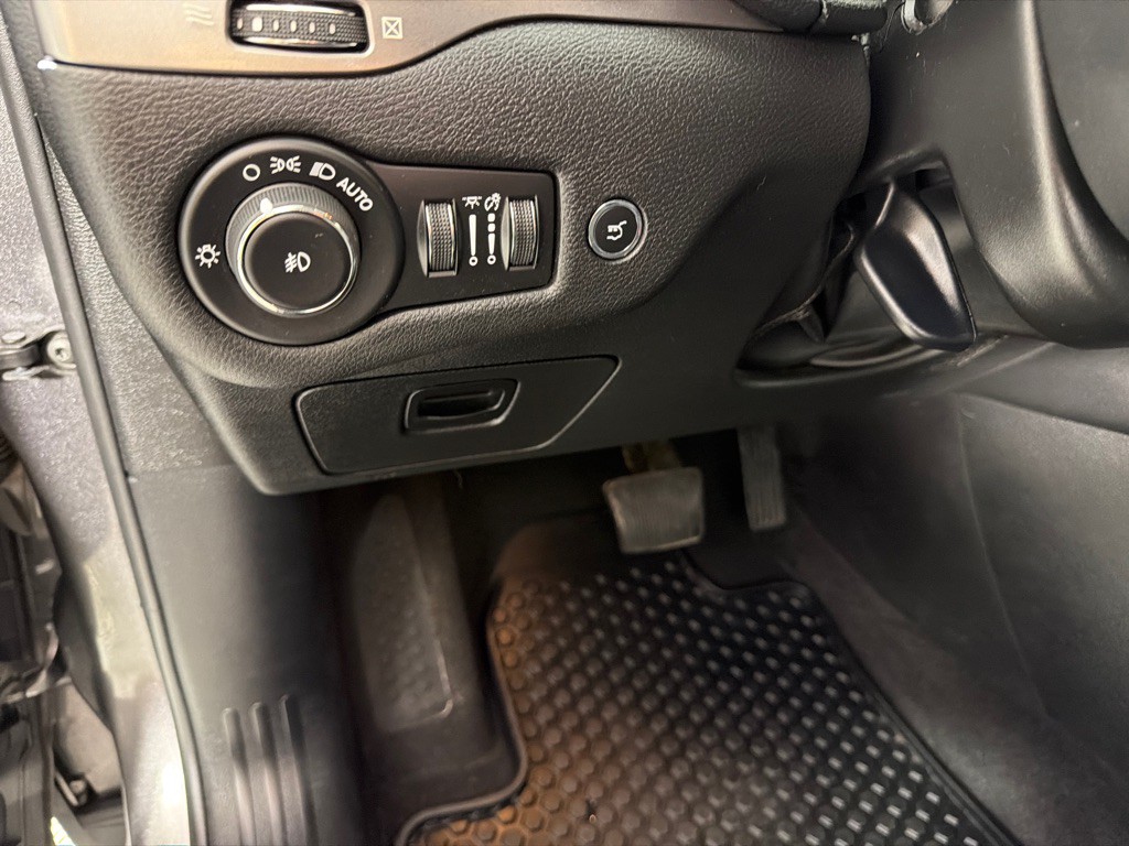 2019 Jeep Cherokee Image 15