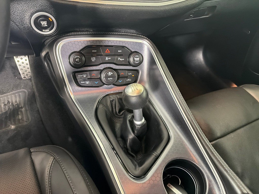 2015 Dodge Challenger Image 18
