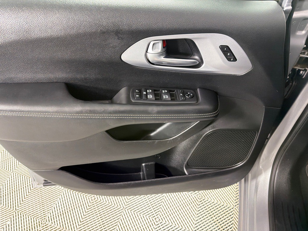 2018 Chrysler Pacifica Image 11