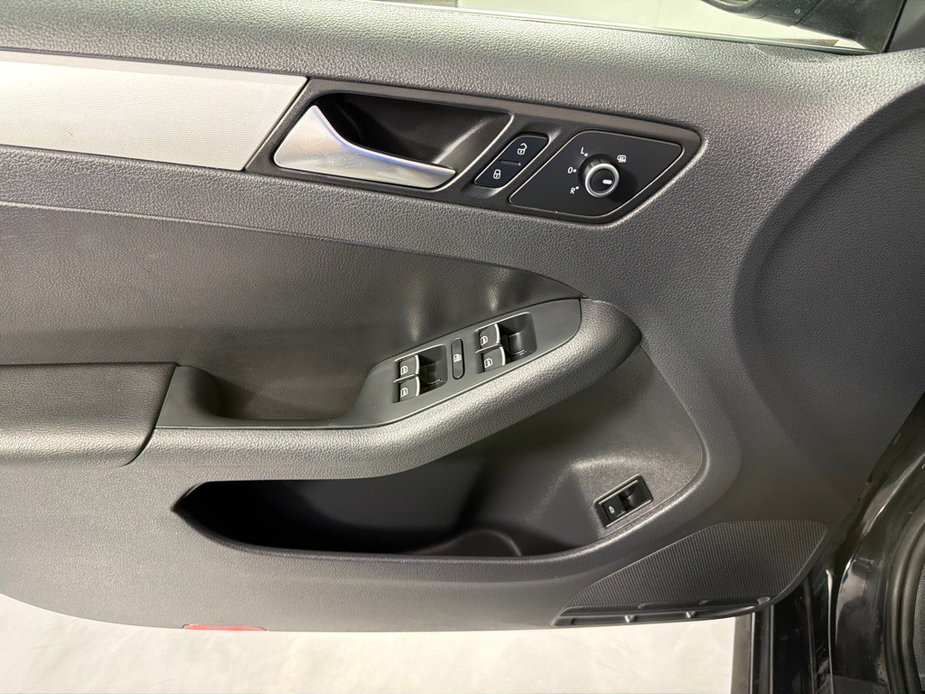 2013 Volkswagen Jetta Image 9