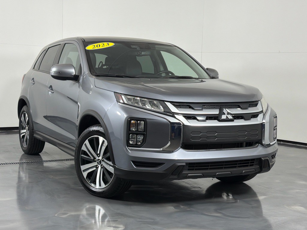 2023 Mitsubishi Outlander Image 2