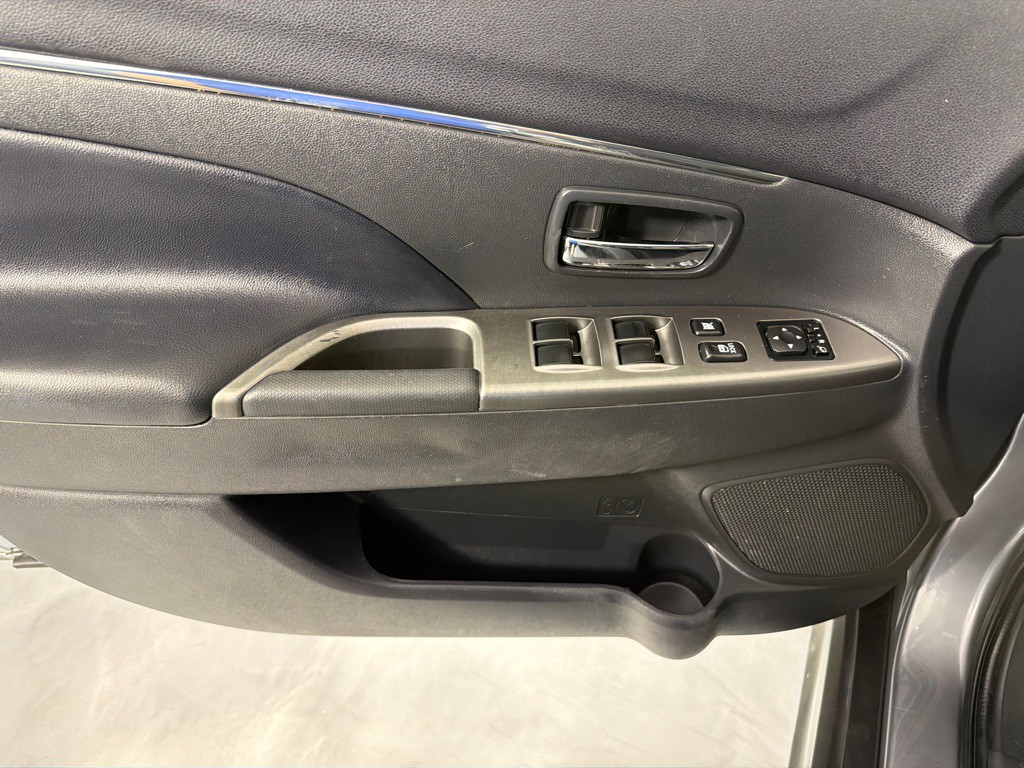 2023 Mitsubishi Outlander Image 10