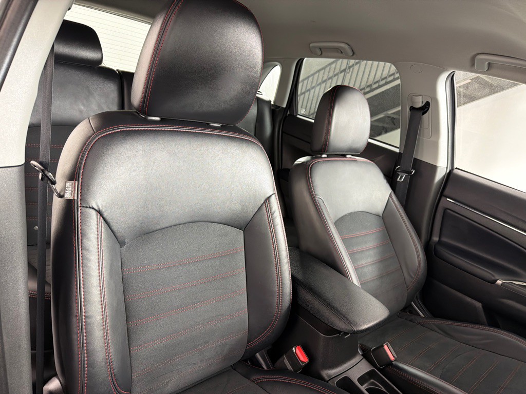 2023 Mitsubishi Outlander Image 23