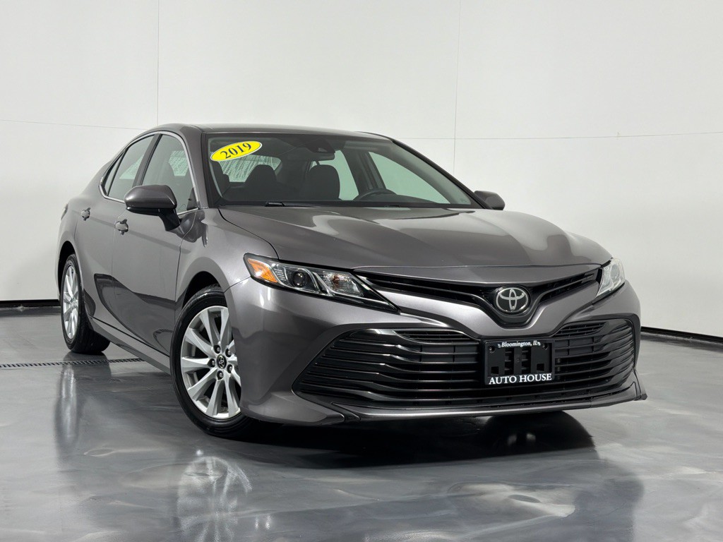 2019 Toyota Camry Image 2
