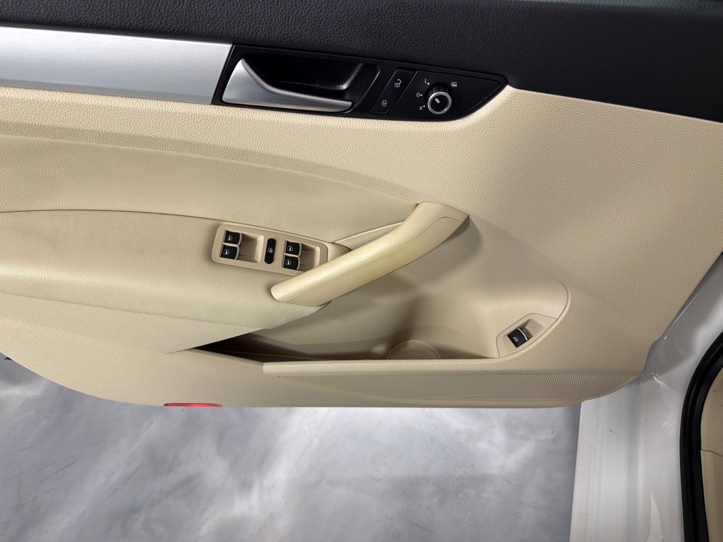 2012 Volkswagen Passat Image 11