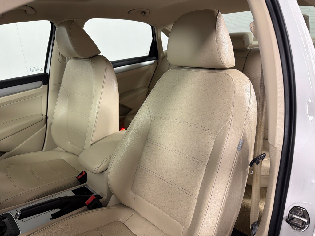 2012 Volkswagen Passat Image 13