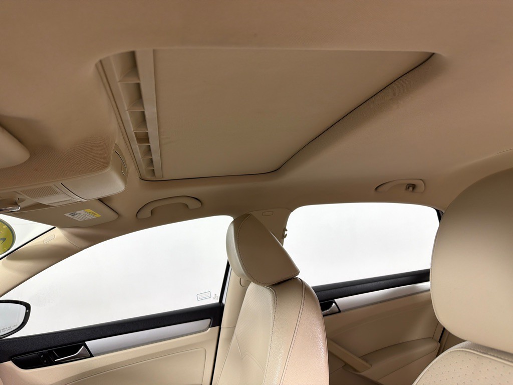2012 Volkswagen Passat Image 14