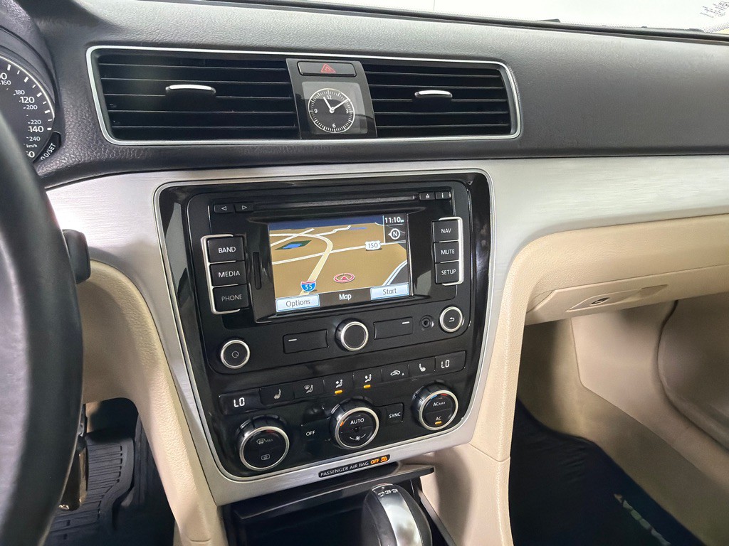 2012 Volkswagen Passat Image 16