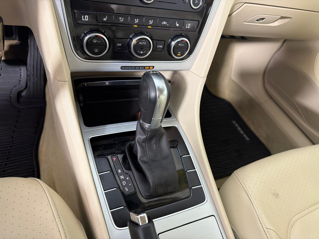 2012 Volkswagen Passat Image 17