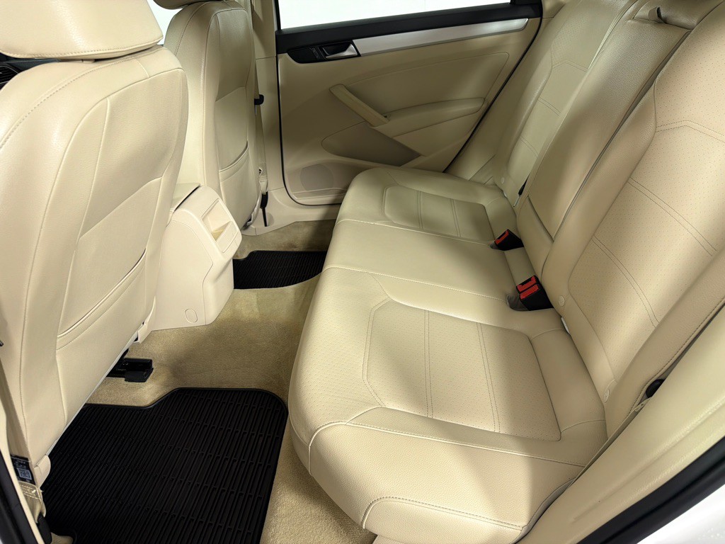 2012 Volkswagen Passat Image 18