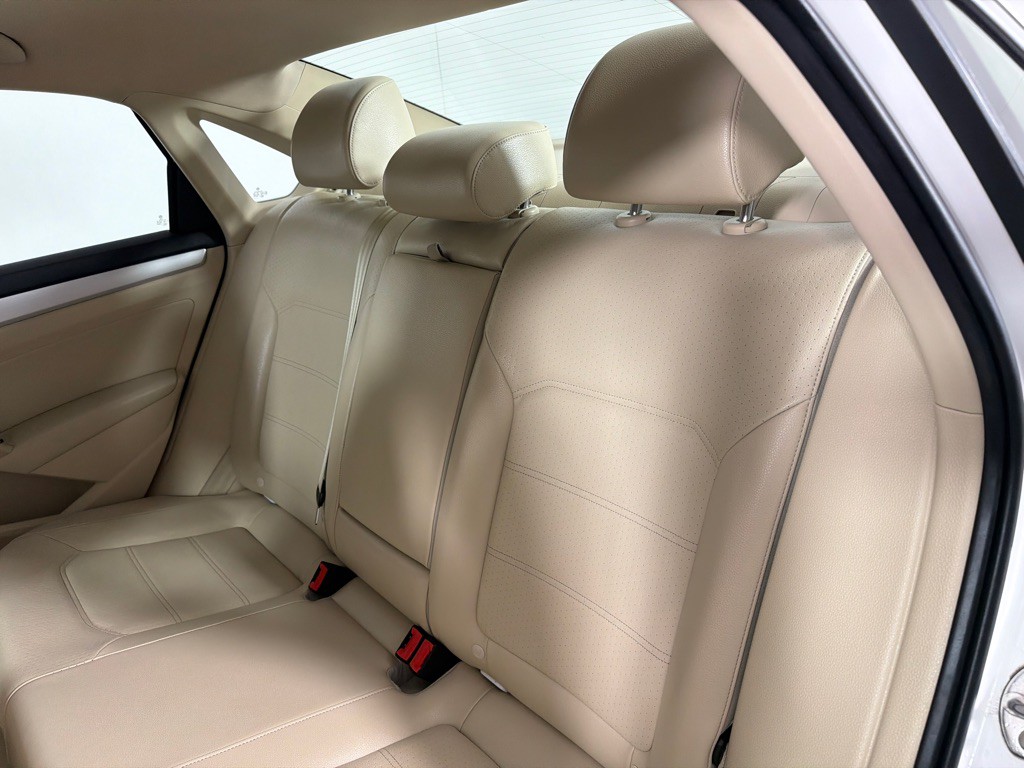 2012 Volkswagen Passat Image 19