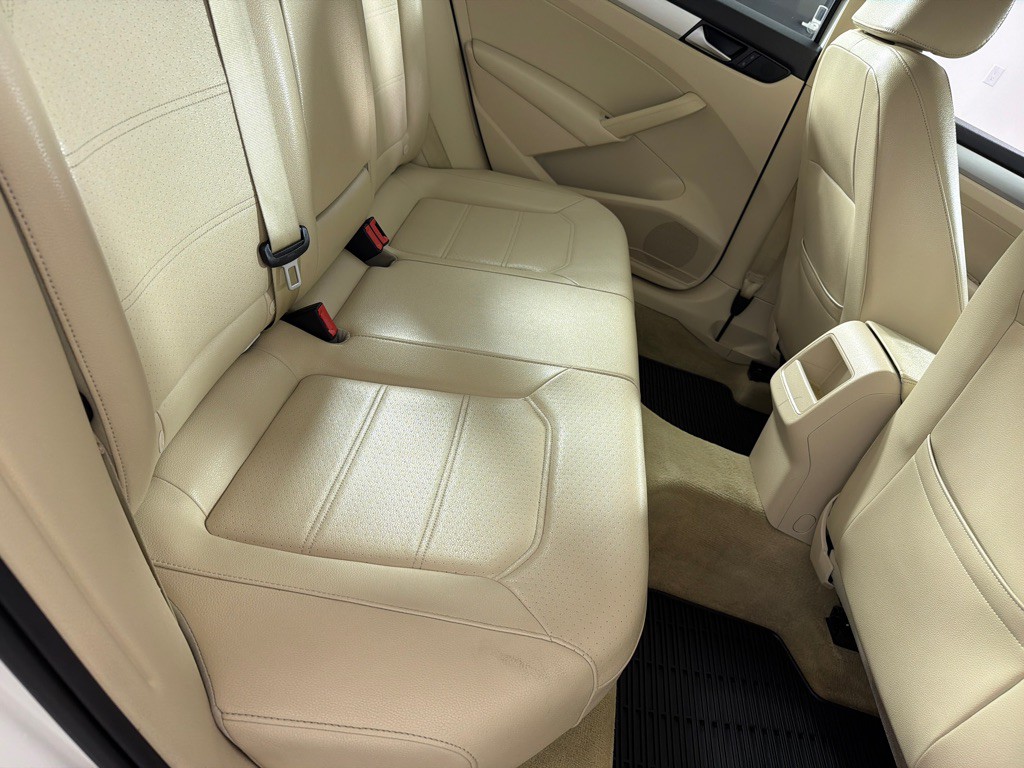 2012 Volkswagen Passat Image 20