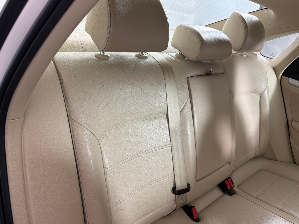2012 Volkswagen Passat Image 21