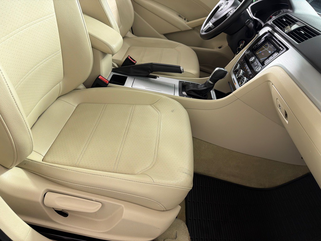 2012 Volkswagen Passat Image 22