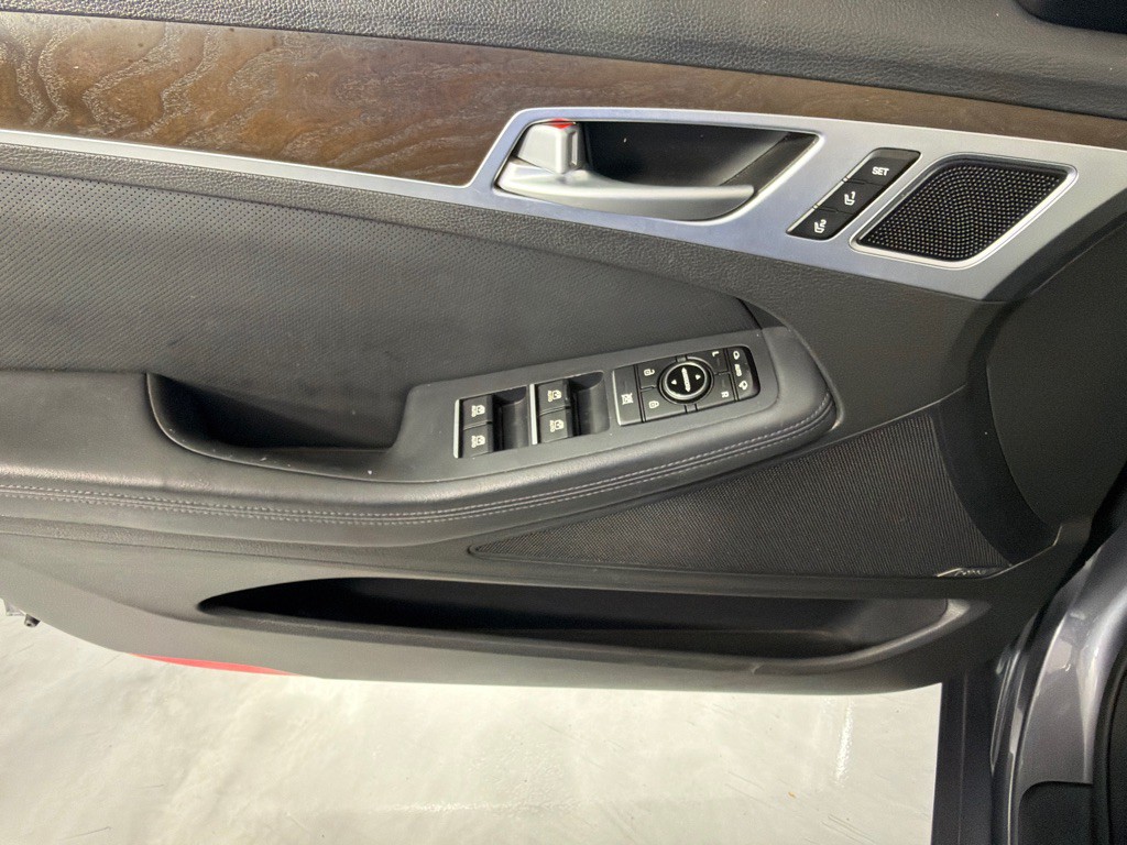 2016 Hyundai Genesis Image 8