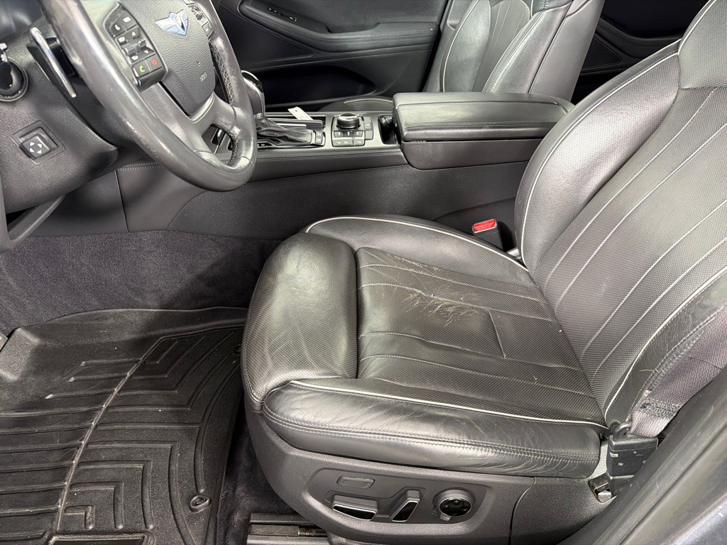2016 Hyundai Genesis Image 9