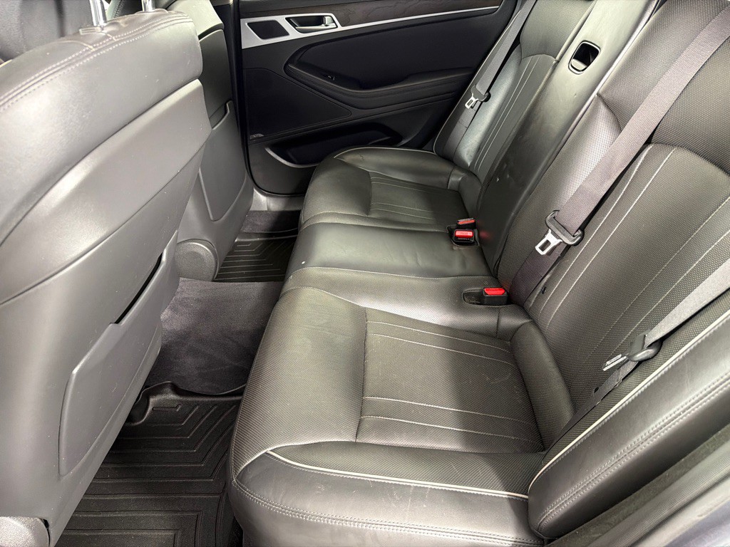 2016 Hyundai Genesis Image 16