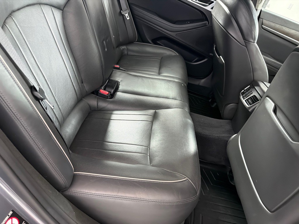 2016 Hyundai Genesis Image 18