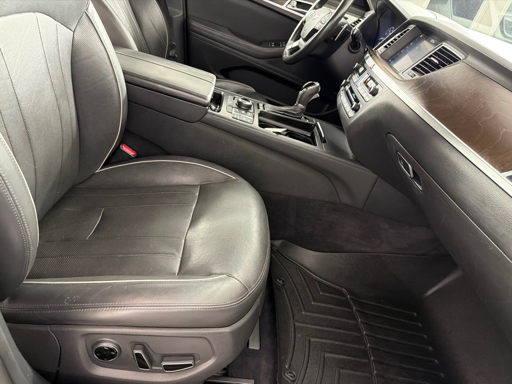 2016 Hyundai Genesis Image 20