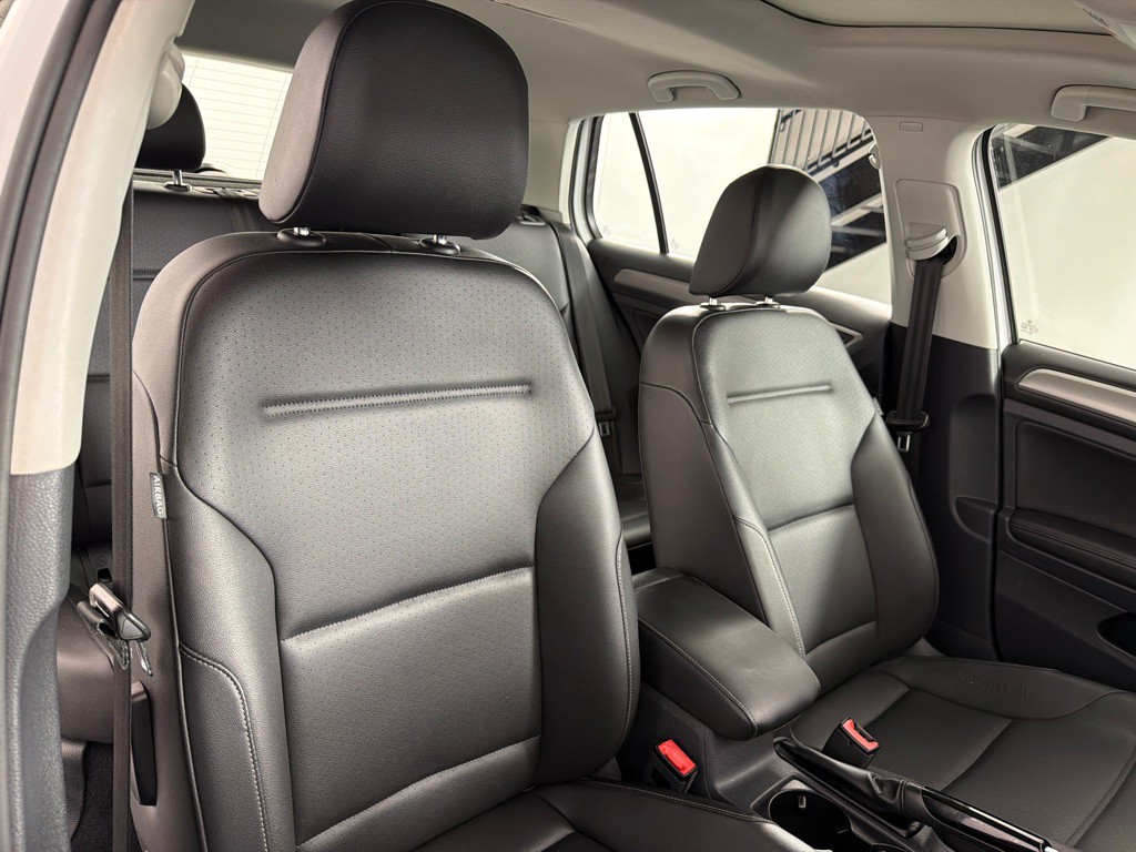 2016 Volkswagen Golf Image 24
