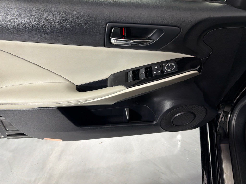 2015 Lexus IS Image 9