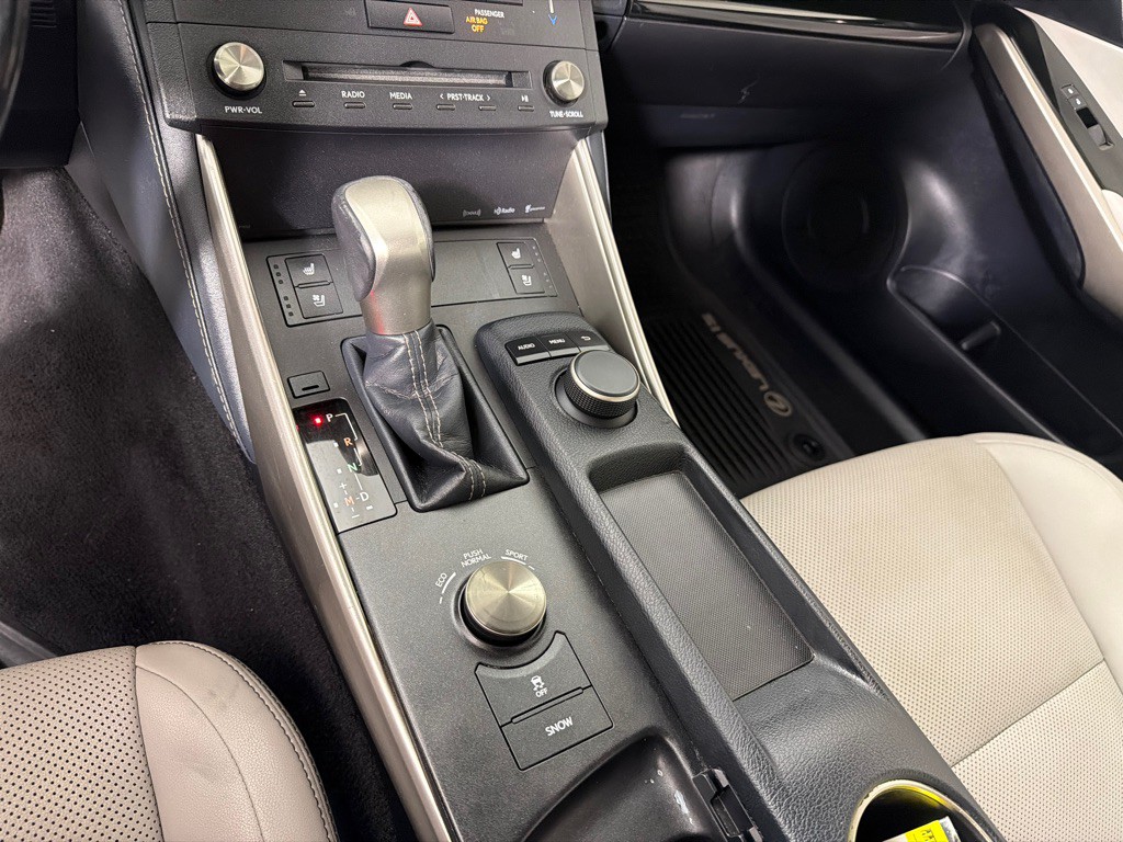 2015 Lexus IS Image 16