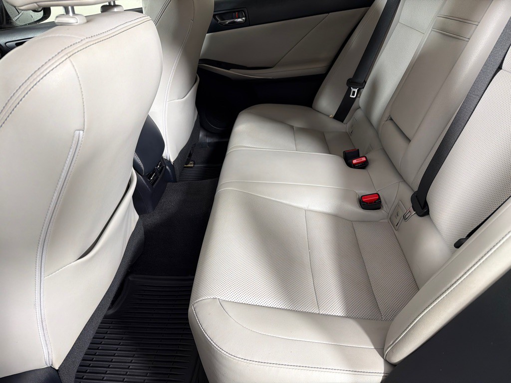 2015 Lexus IS Image 17
