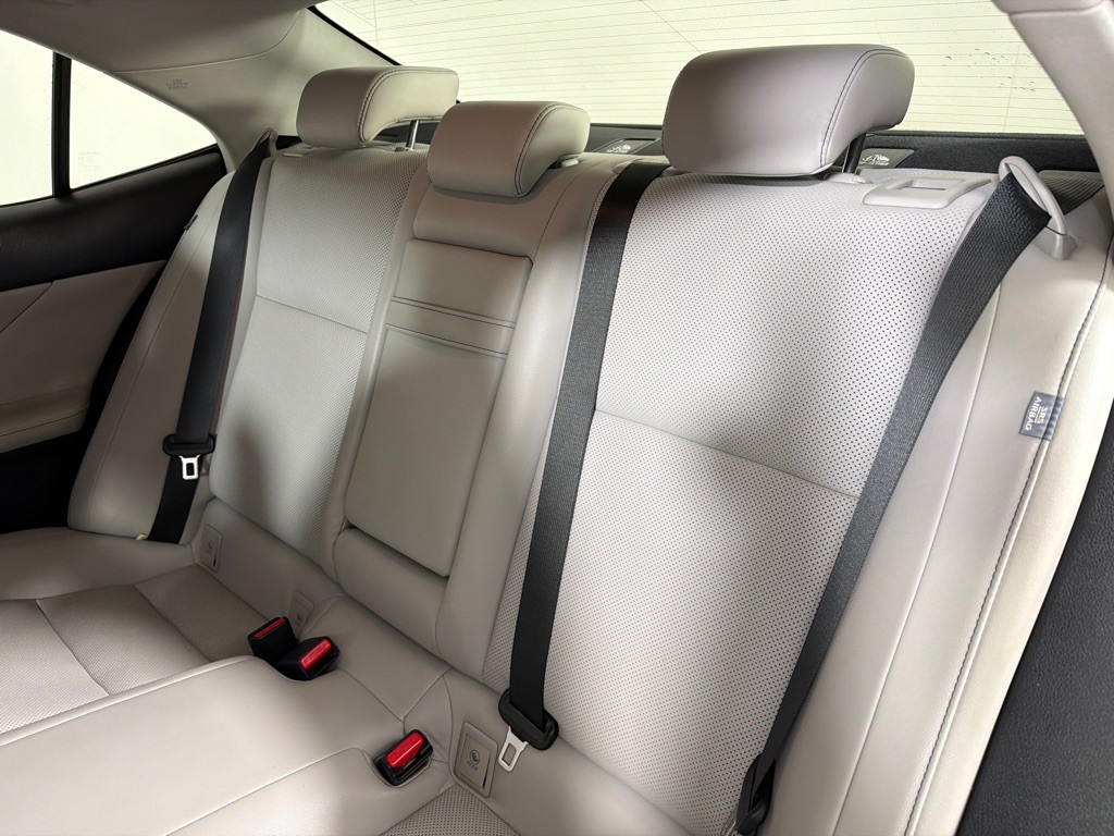 2015 Lexus IS Image 18
