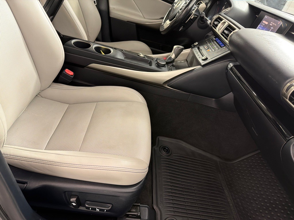 2015 Lexus IS Image 21