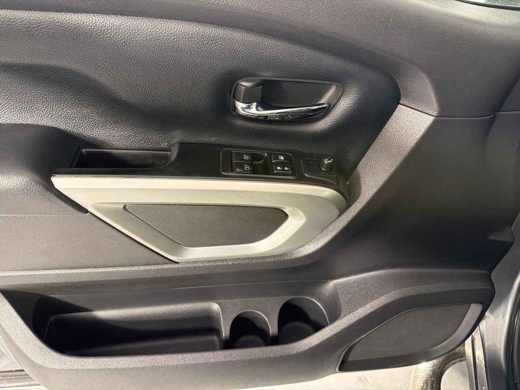 2017 Nissan Titan Image 9